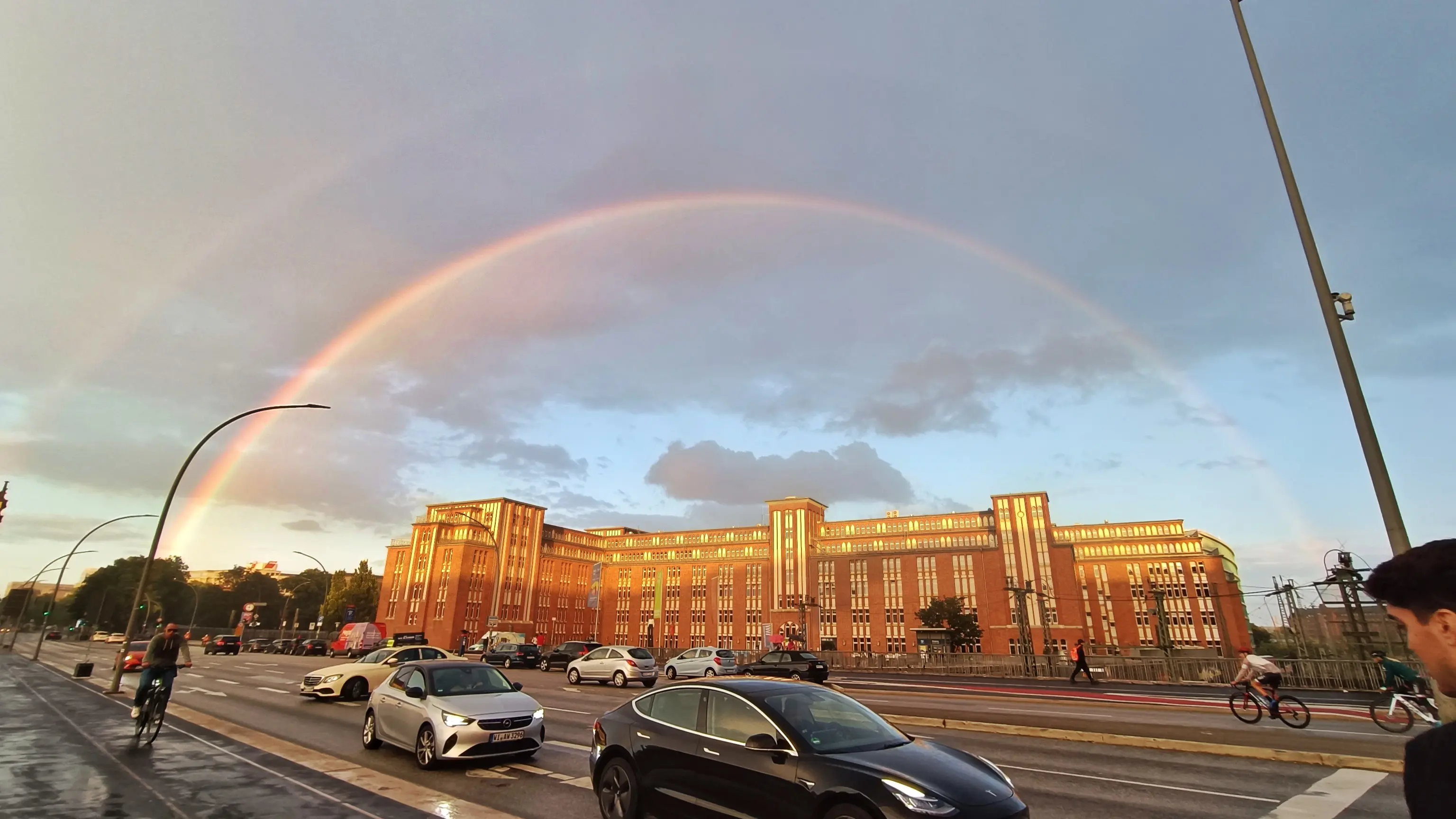 Somos hispanohablantes residentes en Hamburgo, trabajando ad honorem para brindar este espacio a nuestra comunidad. Todo comenzó con un grupo de WhatsApp de más de 520 miembros, donde nos asistimos y compartimos experiencias constantemente. ¡Bienvenidos a nuestro punto de encuentro!